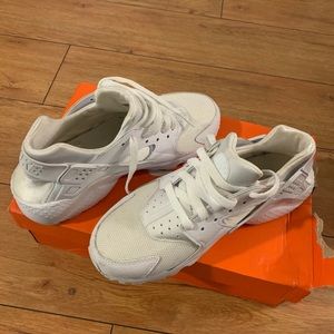 White Nike huarache